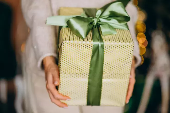 Psychologie dárků: proč dáváme víc, než chceme: Možná cítíme vinu nebo tlak