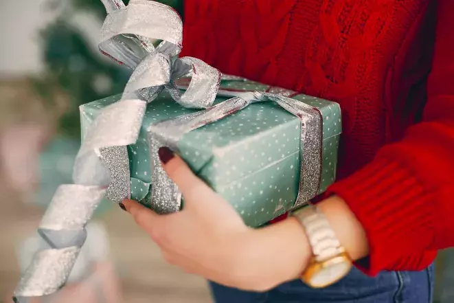 Psychologie dárků: proč dáváme víc, než chceme: Možná cítíme vinu nebo tlak