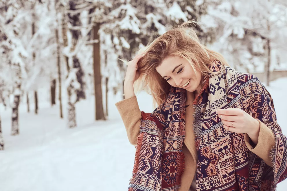 žena s vzorovaným šátkem