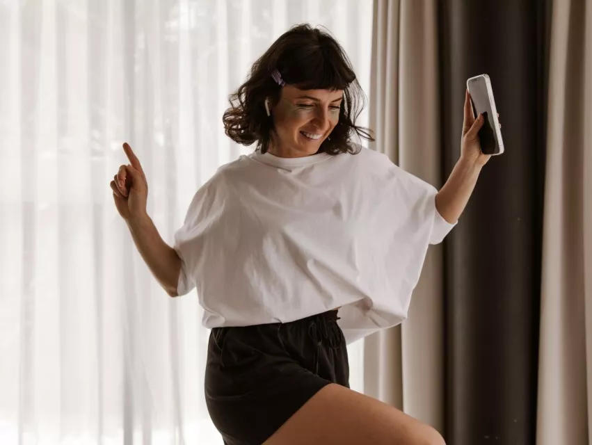 žena s bílým tričkem