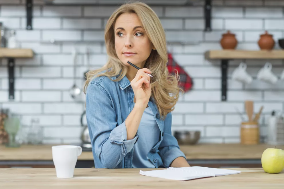 přemýšlející žena