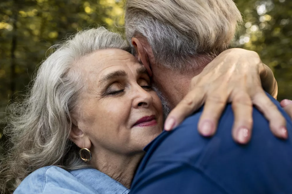 starší pár v obětí