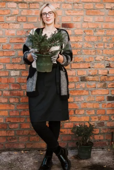 žena v teplé sukni