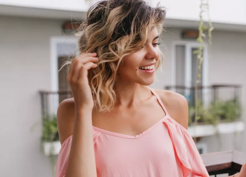 žena s natočenými vlasy