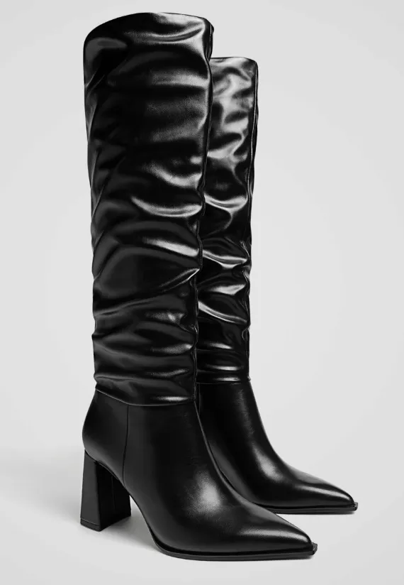 Černé slouchy kozačky, Stradivarius, 1 599 Kč