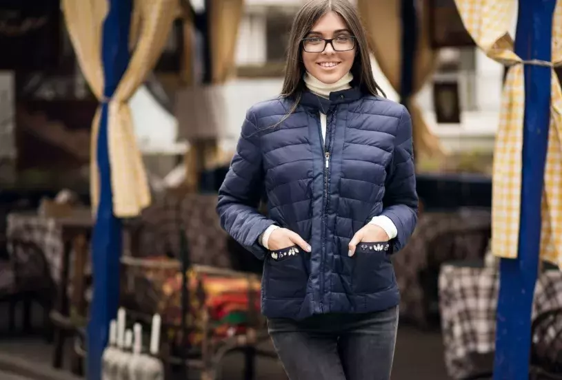 žena v prošívané bundě