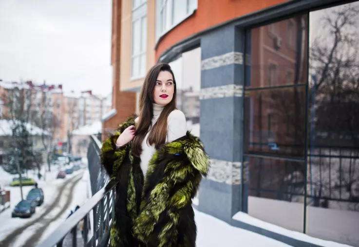 žena s kožichem