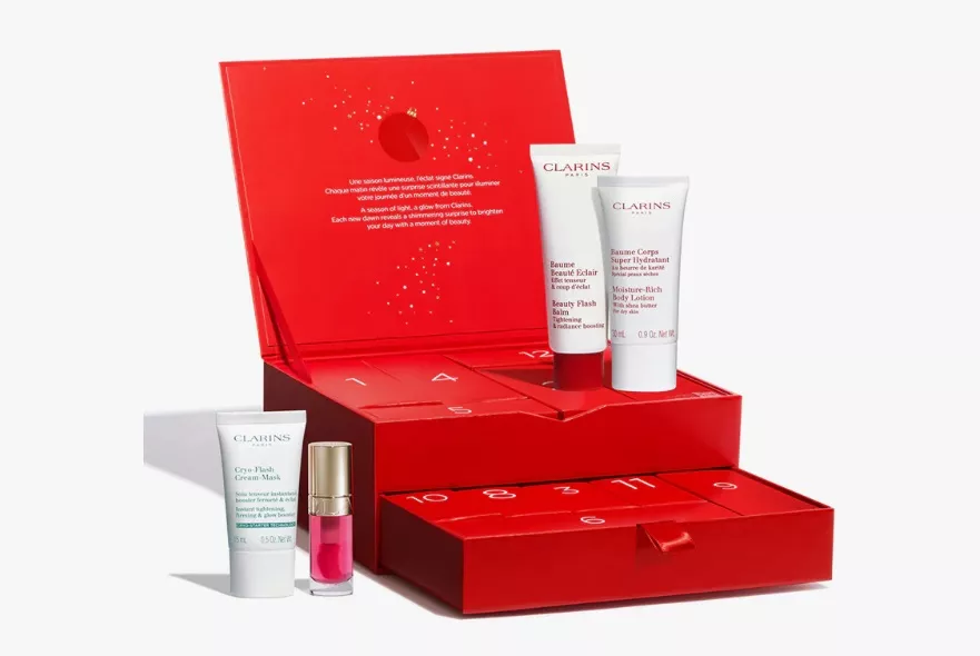 Adventní kalendář s pleťovou a tělovou kosmetikou, Clarins, 1 860 Kč
