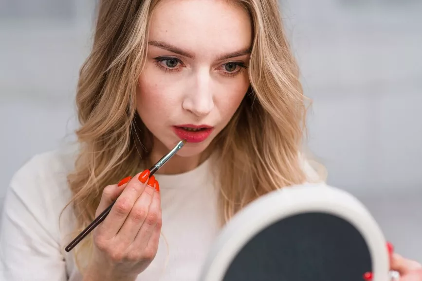 žena se líčí