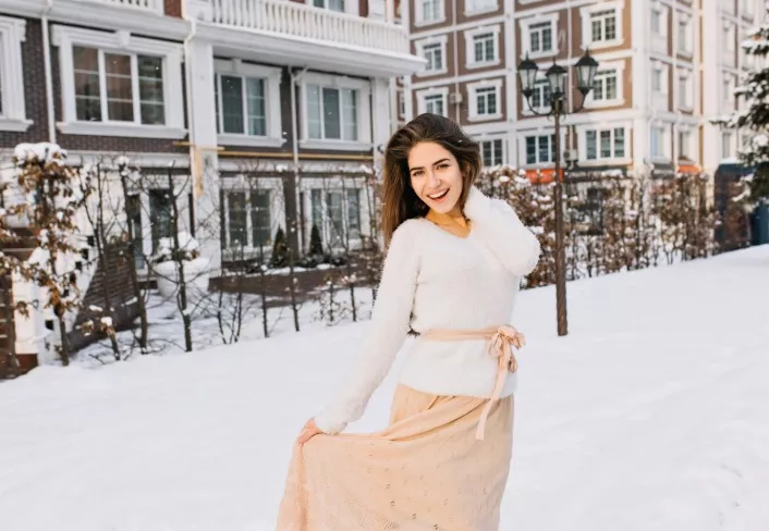 žena v šatech a svetru