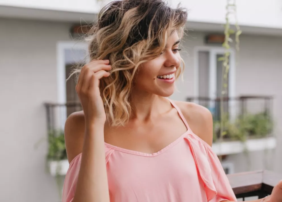 žena s vlněnými vlasy