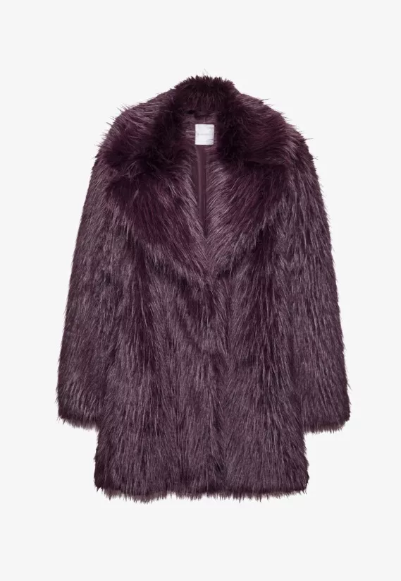 Bordó kabát s dlouhým chlupem, Stradivarius, 1 999 Kč