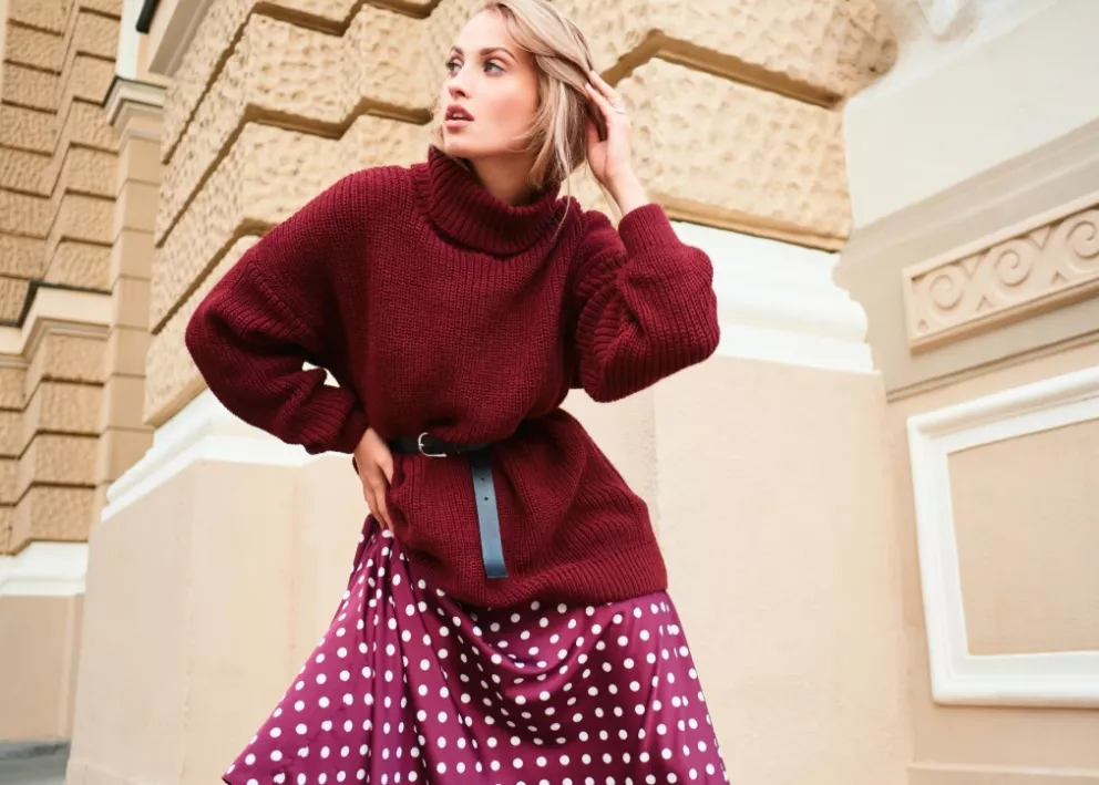 žena v bordó svetru