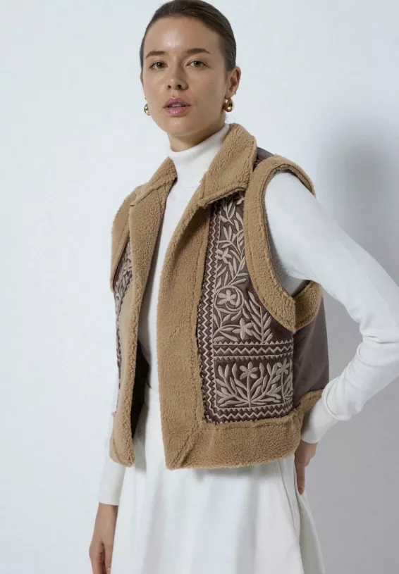 Vyšívaná vesta, Touché Privé, 1 711 Kč