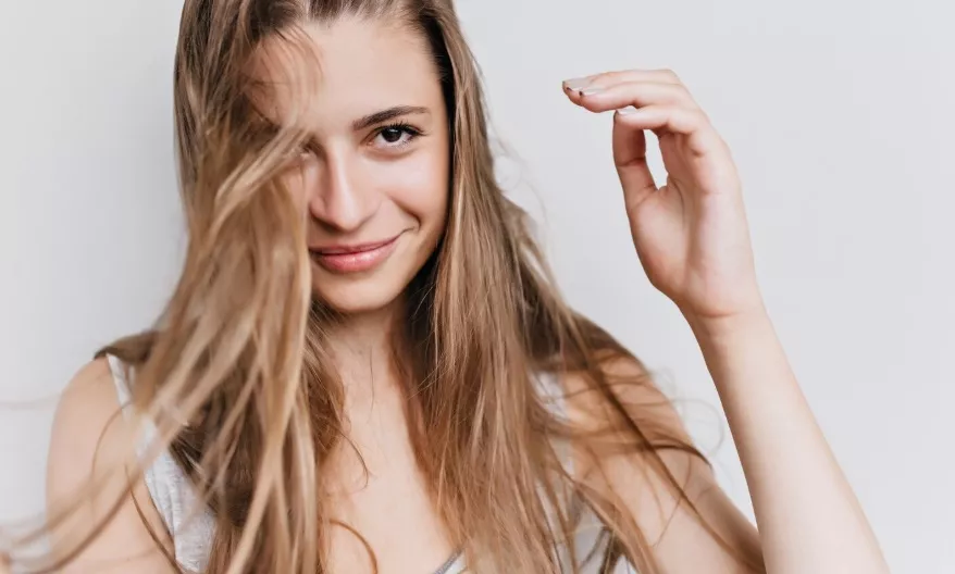 žena s krásnými vlasy