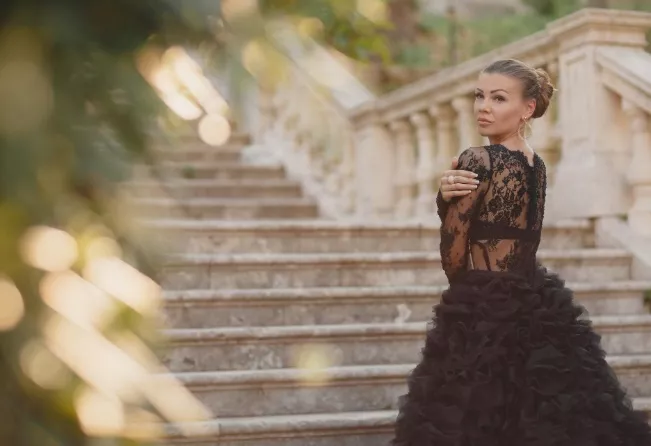 žena v krajkových šatech 