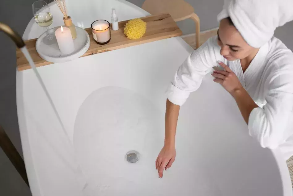 žena napouští vanu