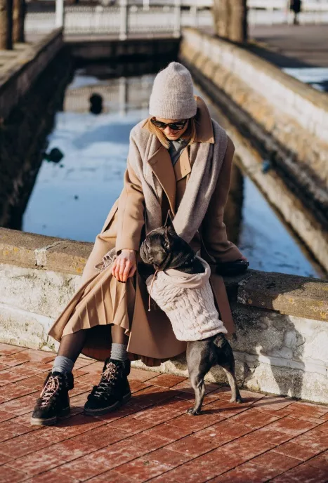 žena v sukni se psem