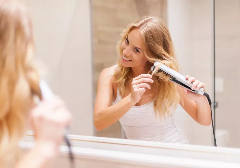 žena si natáčí vlasy