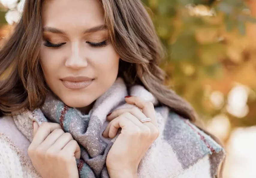 žena s hnědými vlasy a líčením