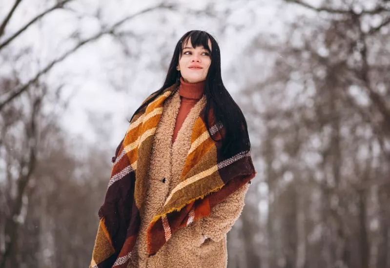 žena v maxi kabátě