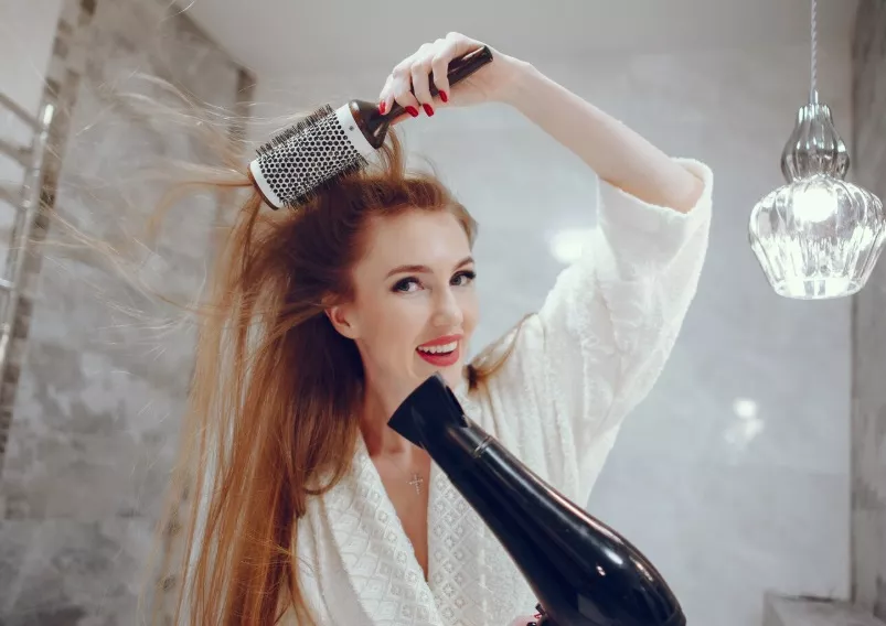 žena si fouká vlasy