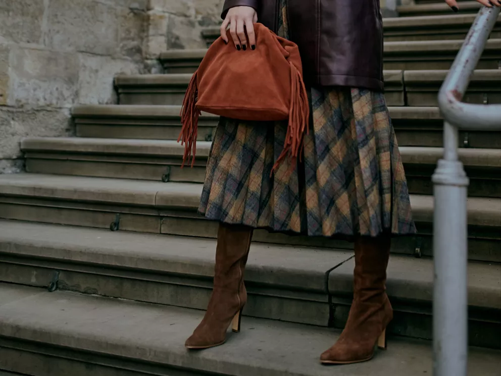 žena v kostkované sukni