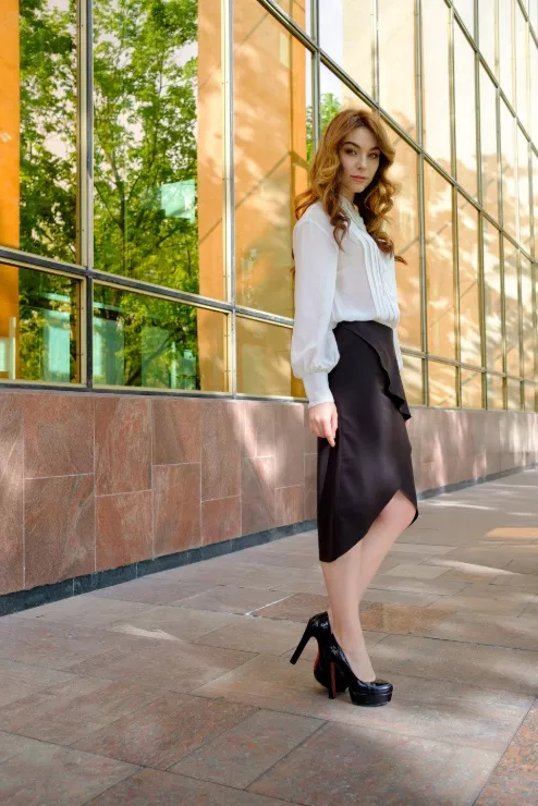 žena s sukni s volány