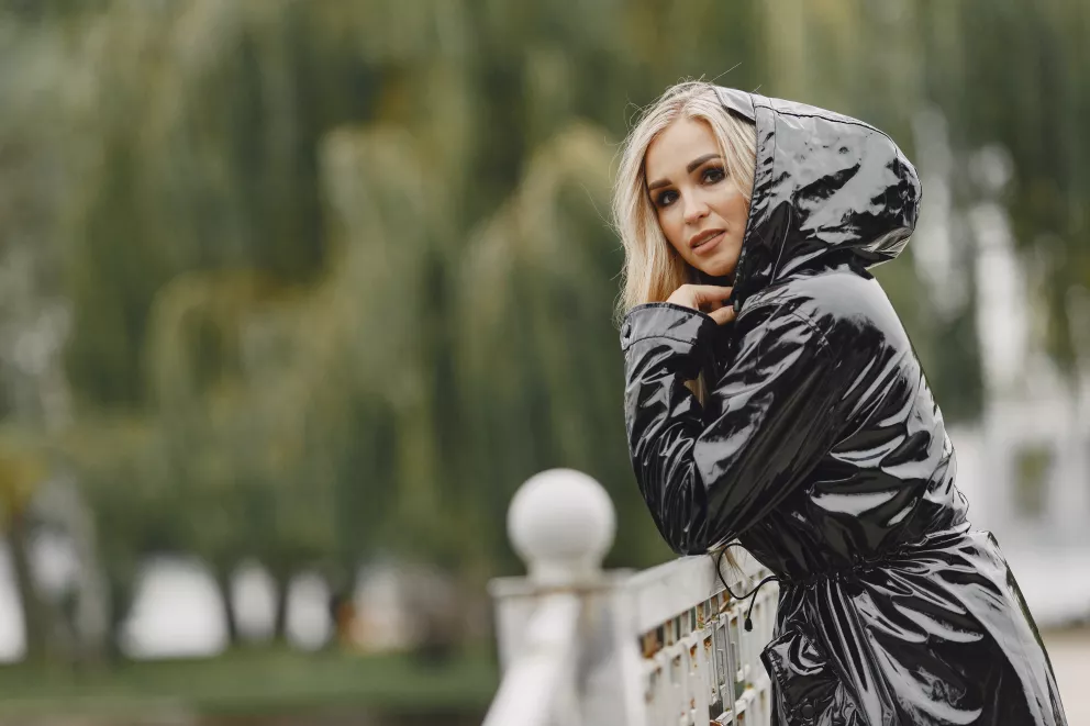 žena v lesklé bundě