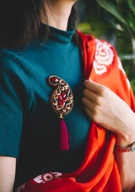 žena s bílým tričkem