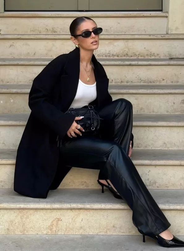 Černý kabát po kolena, Bershka, 849 Kč