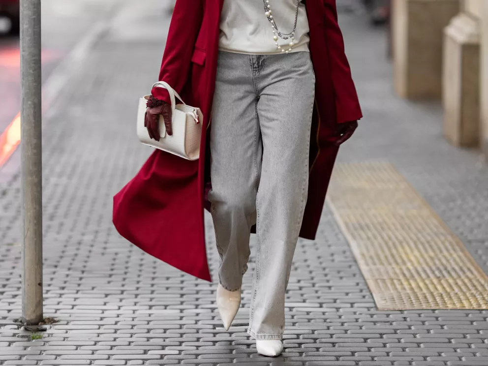 žena v šedých džínách