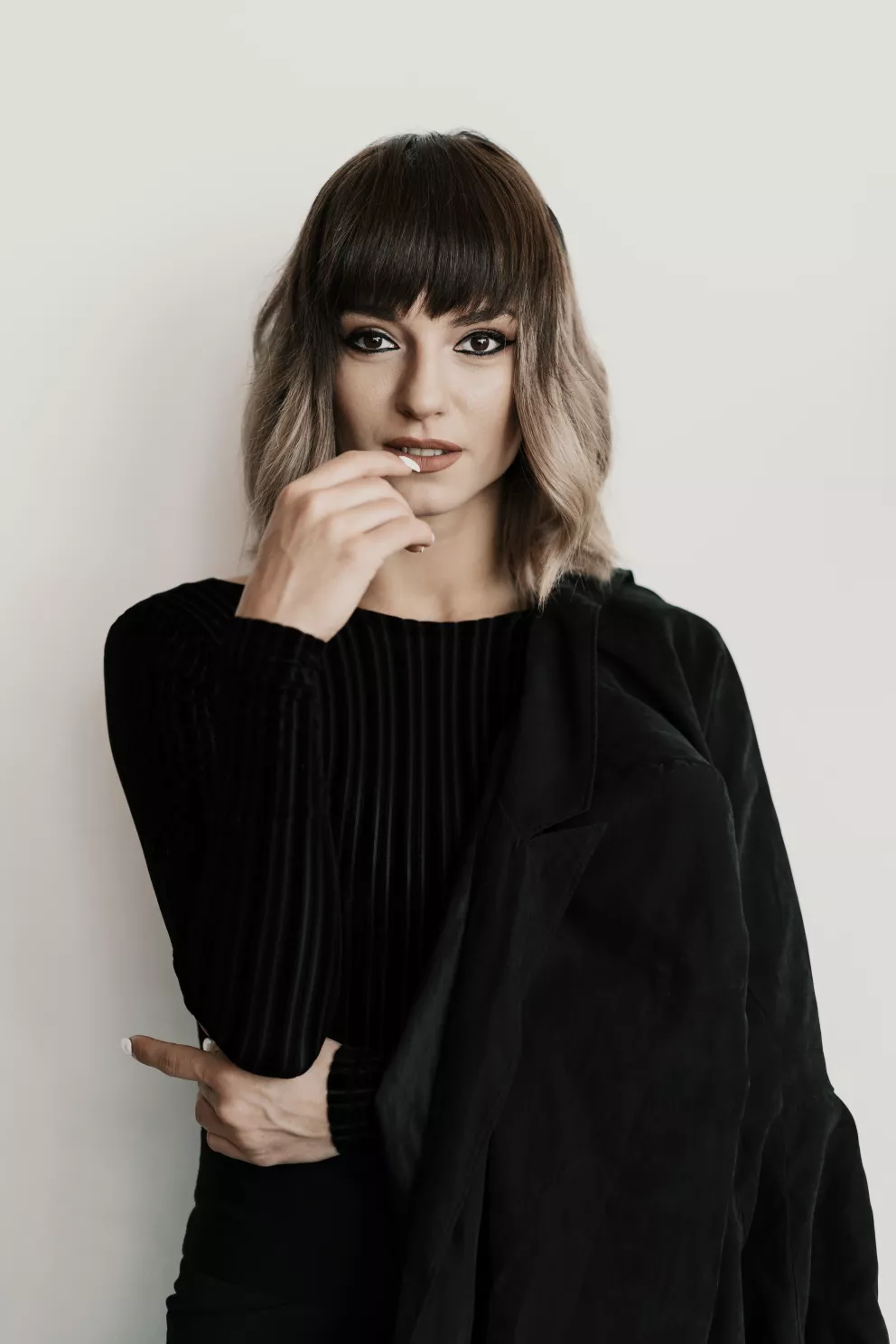 žena s odstínovanými vlasy