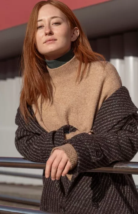 žena s vrstveným outfitem