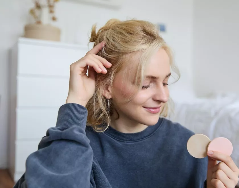 žena s krátkými vlasy