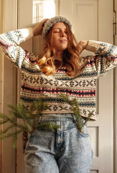 žena v norském svetru