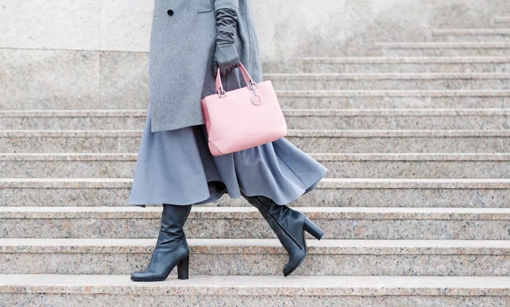 žena s výraznou kabelkou