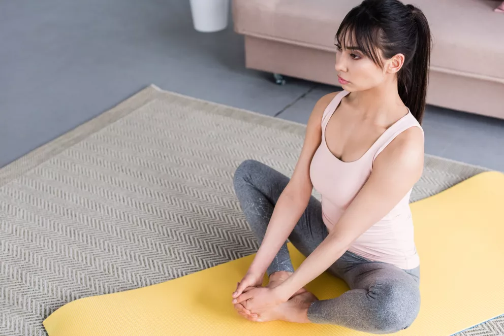 <p>Není nutné snažit se za každou cenu dostat kolena na zem, ale postupné, vědomé uvolnění.</p>

<p>&nbsp;</p>
