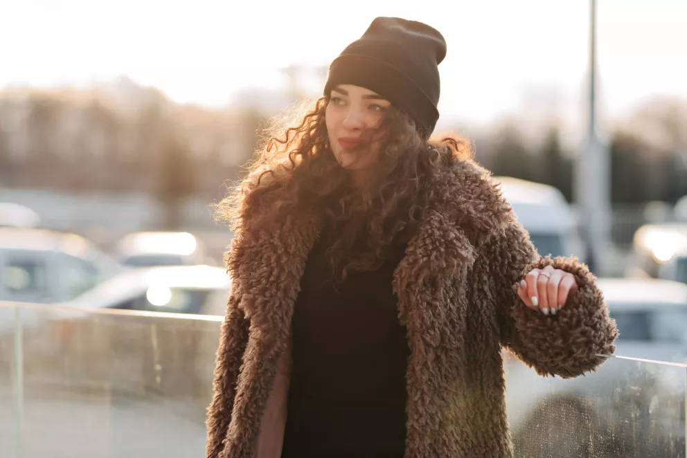 žena v huňaté bundě