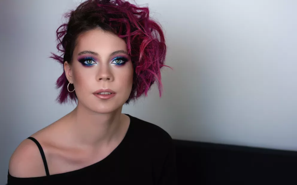 žena s kudrnatými vlasy