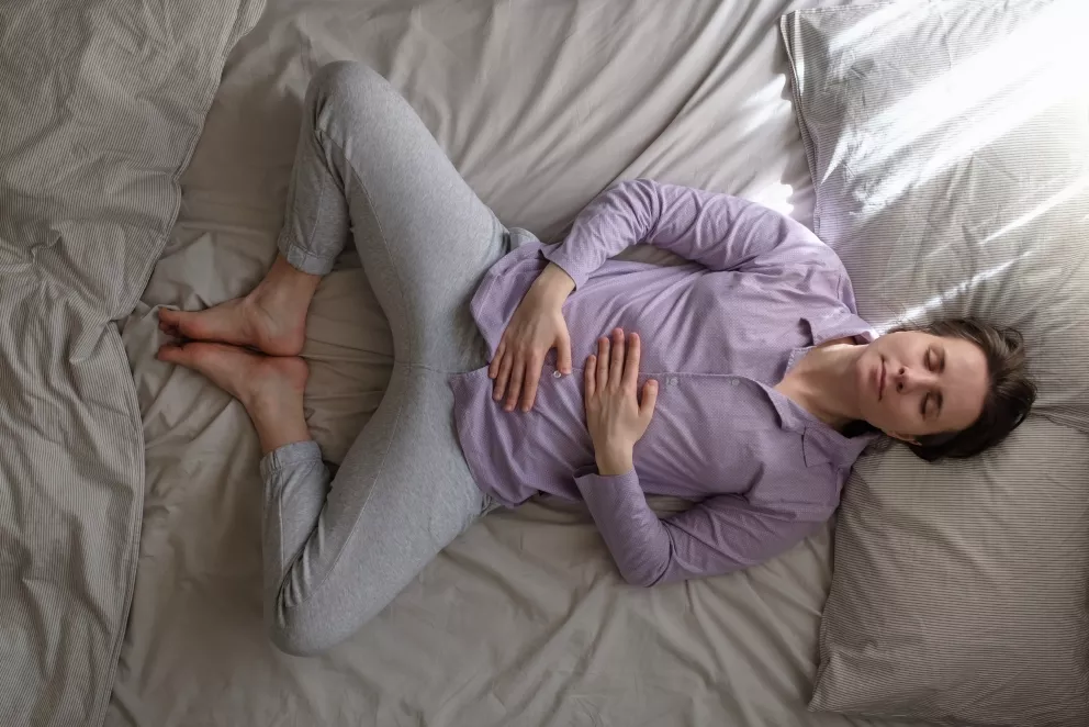 <p>&nbsp;Cvik má být o postupném uvolňování svalového napětí pomocí dechu, ne o přetlačování vlastního těla silou.</p>
