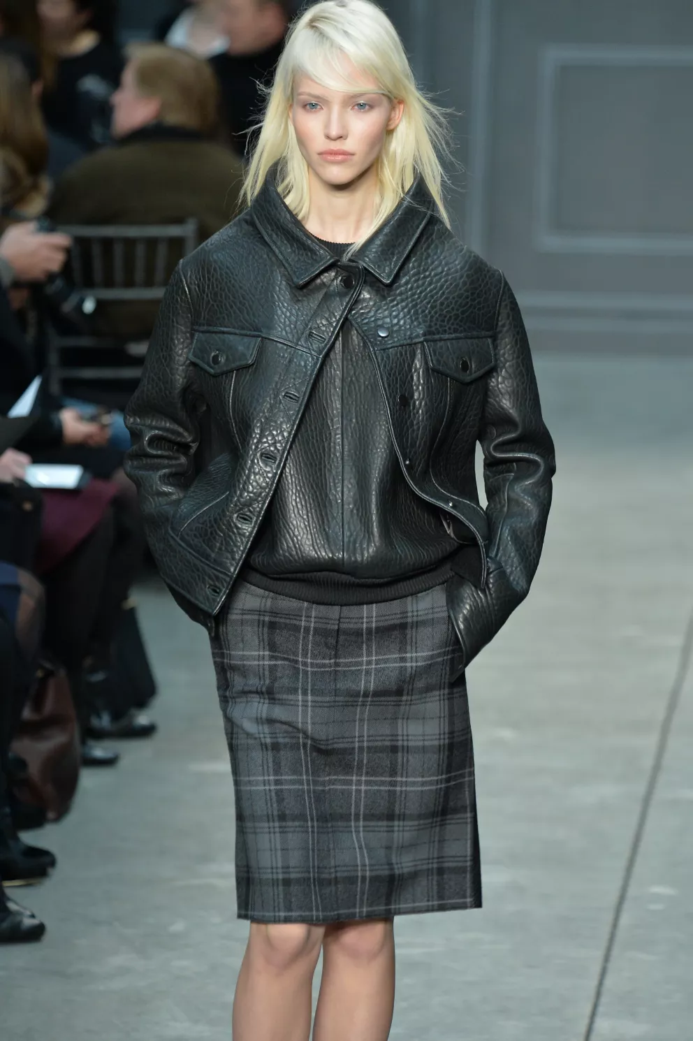 žena s kostkovanou sukní