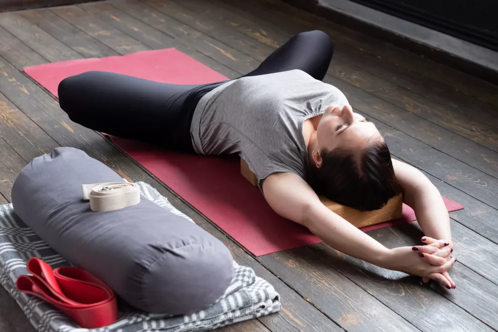 <p>Bedra se uvolní, hrudník se může lépe narovnat, protože tělo už nemusí kompenzovat stažení v dolní polovině.</p>
