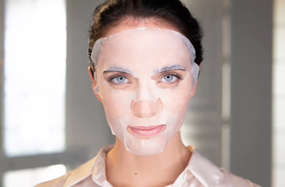 žena s pleťovou maskou