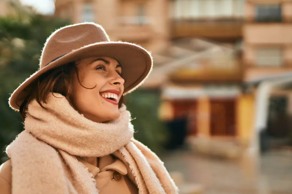 žena v klobouku a šále