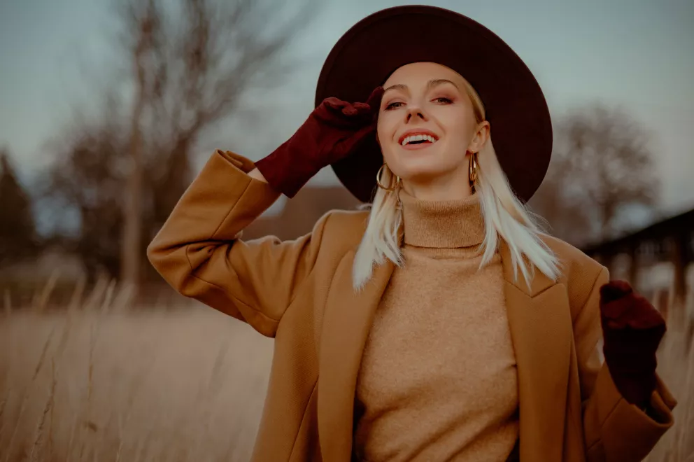 bordó s karamelovým odstínem