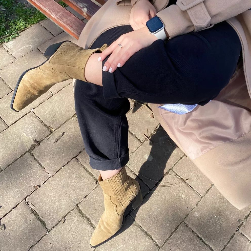 žena v barrel džínách