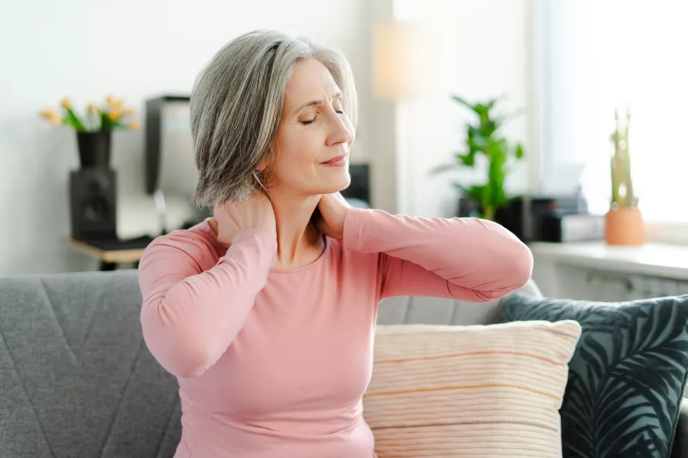 žena s bolestí krční páteře