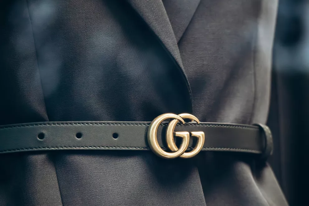 Úzký opasek s výraznou sponou