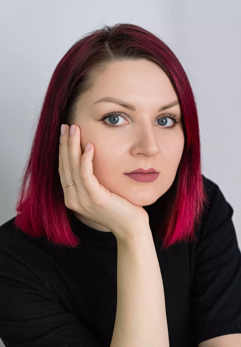 žena s výraznou barvou ve vlasech